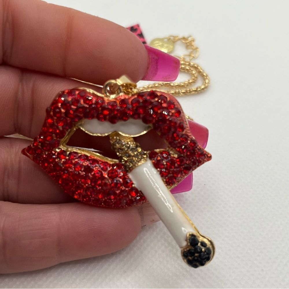 NECKLACE! Betsey Johnson Sexy Red Lips with Cigarette (black tip) BNWT - Picture 6 of 6